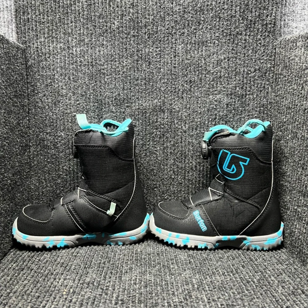 Burton Grom BOA Snowboard Boots Kids 1K Black Blue Winter Sports Gear 15089101